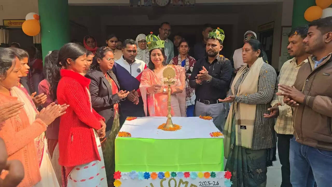 शिक्षक–अभिभावक बैठक में शामिल हुई विधायक