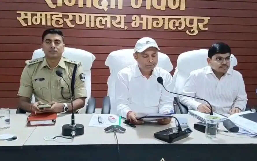 श्रावणी मेला को लेकर डीएम-एसएसपी ने अधिकारियों के साथ की समीक्षा बैठक