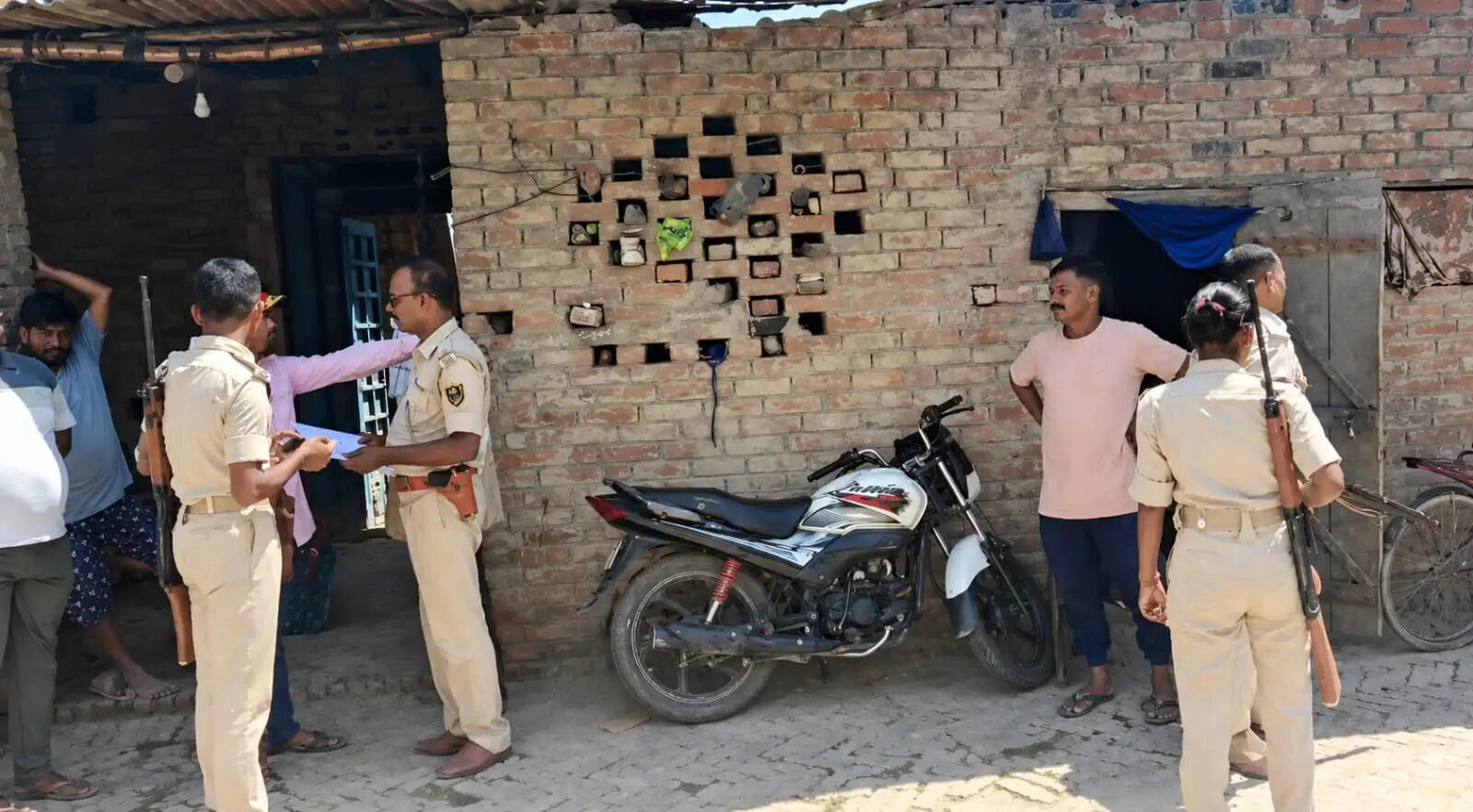 कोर्ट के एडवोकेट कमिश्नर की गाड़ी पर हमला, सहयोगी घायल