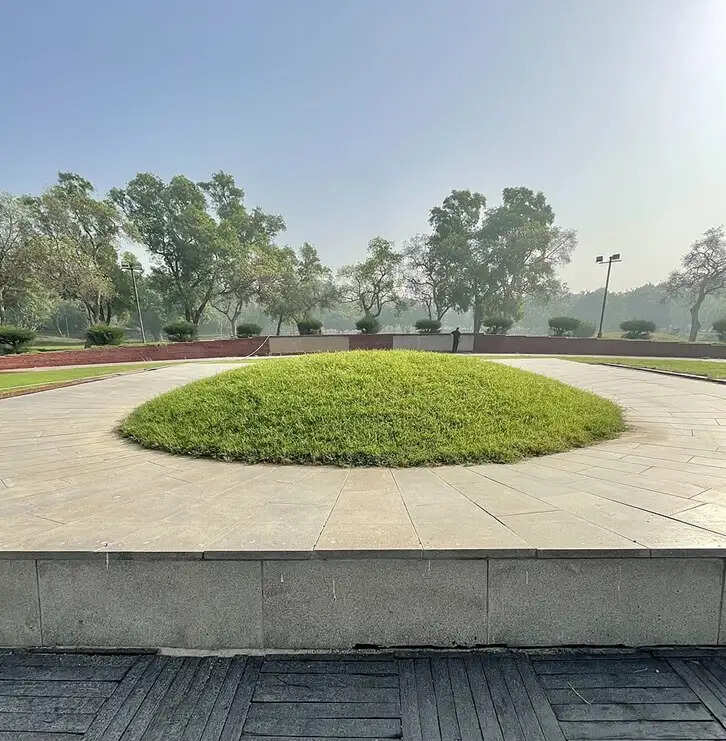 प्रधानमंत्री मोदी ने नेहरू की 62वीं पुण्यतिथि पर उन्हें श्रद्धांजलि दी