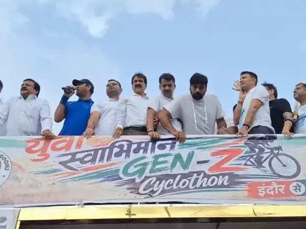 मप्र:&nbsp;&nbsp;'छात्रों की गूंज' अभियान के तहत&nbsp;पेपर लीक और बेरोजगारी के खिलाफ इंदौर से कांग्रेस की 200 किमी साइक्लोथॉन शुरू