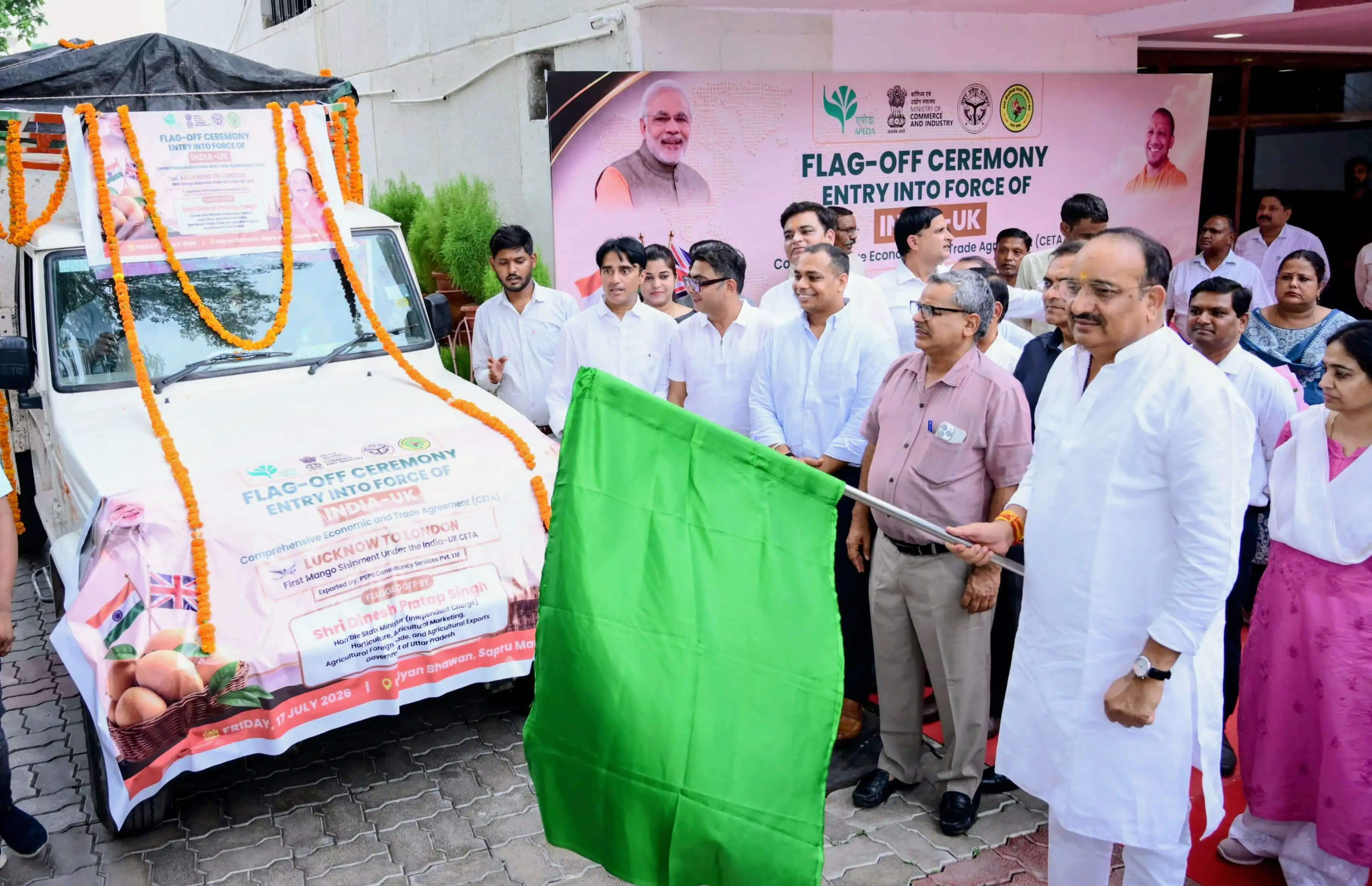 चौसा आम की पहली खेप यूके रवाना, उद्यान मंत्री दिनेश प्रताप सिंह ने किया फ्लैग ऑफ