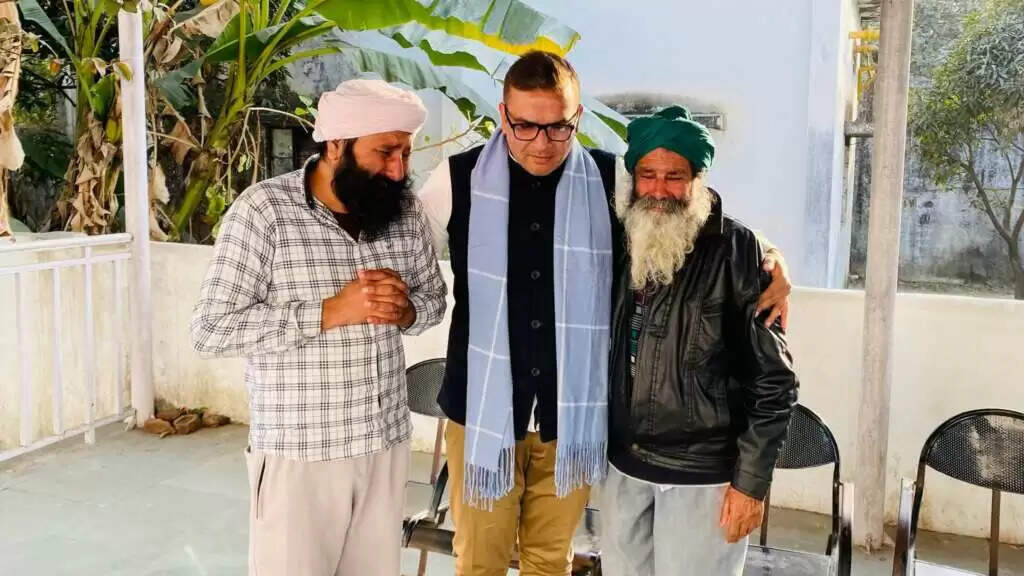 विधायक हृदयेश ने मृतक किसान के परिजनों से की भेंट