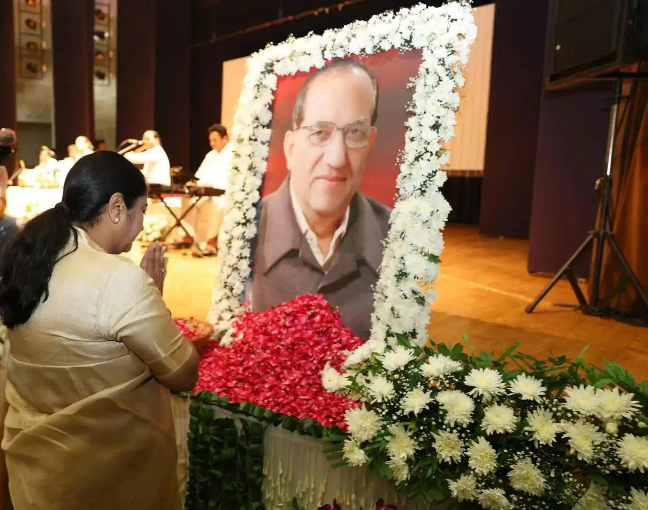 दिल्ली की मुख्यमंत्री और भाजपा नेताओं ने विजय कुमार मल्होत्रा को अर्पित की श्रद्धांजलि