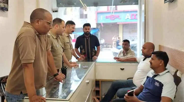 दिल्ली प्रदर्शन में जाने से पहले कांग्रेस कार्यकर्ता हाउस अरेस्ट