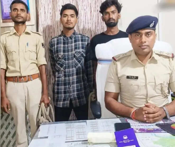 12.63 ग्राम स्मैक के साथ बाइक पर सवार दो नेपाली तस्कर गिरफ्तार