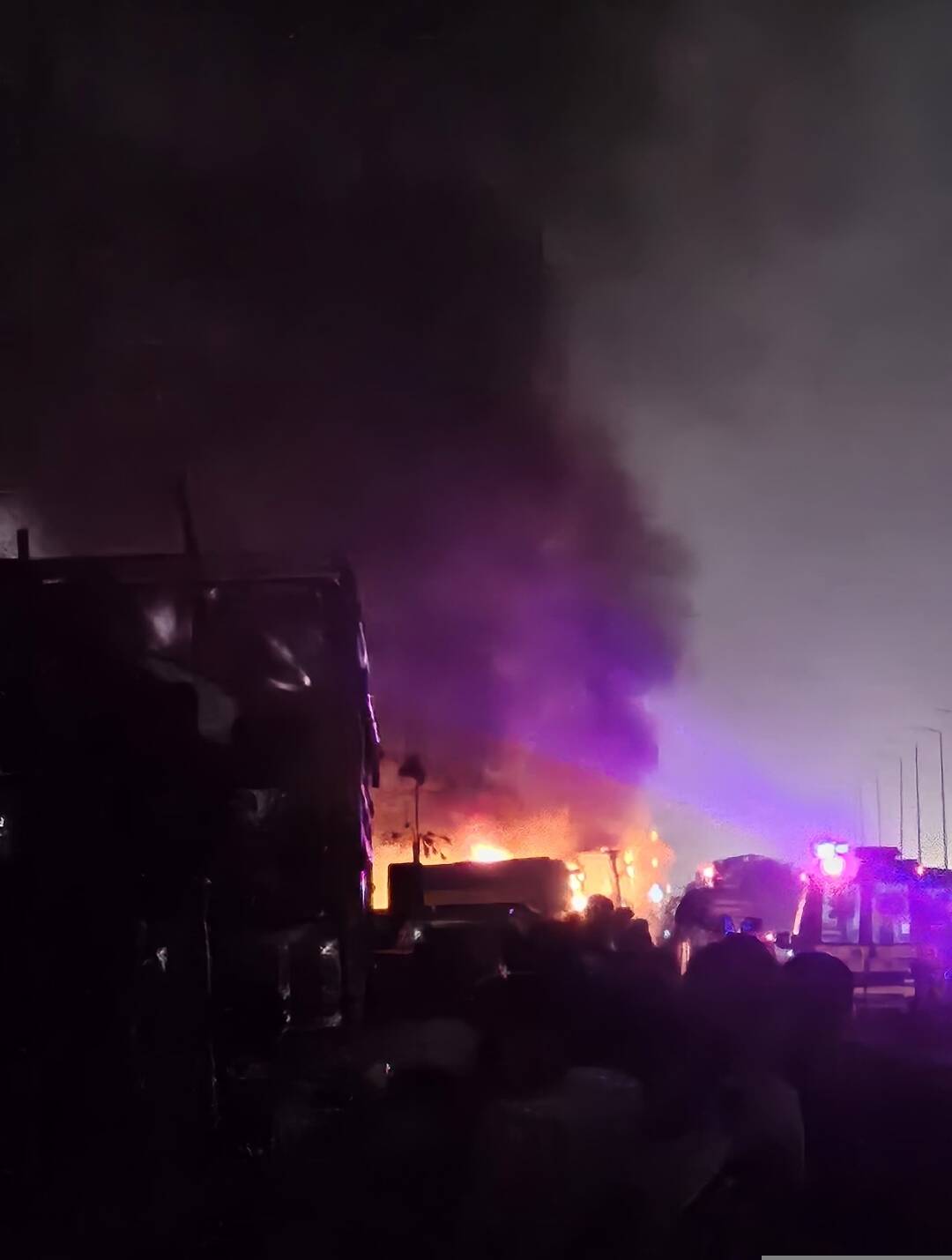 मोतीचूर फ्लाईओवर के पास बस समेत कई वाहन आग की चपेट में, एक की मौत, कई घायल