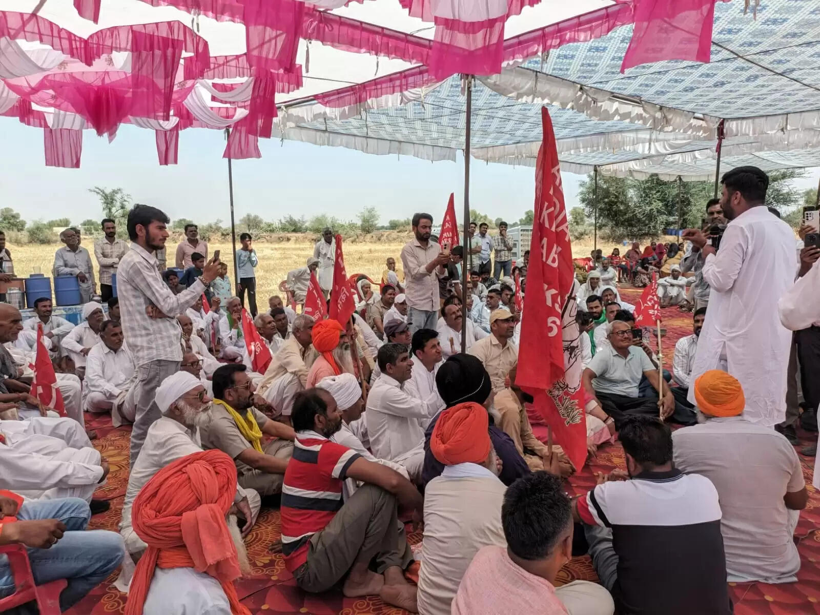 सिरसा: लोन कंपनी ने सील किया मकान, पंचायत के बाद ताला तोड़ा