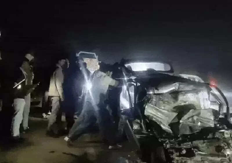 मप्र के छतरपुर में ट्रक और कार की जोरदार भिड़ंत, एक ही परिवार के 5 लोगों की मौत, दो घायल