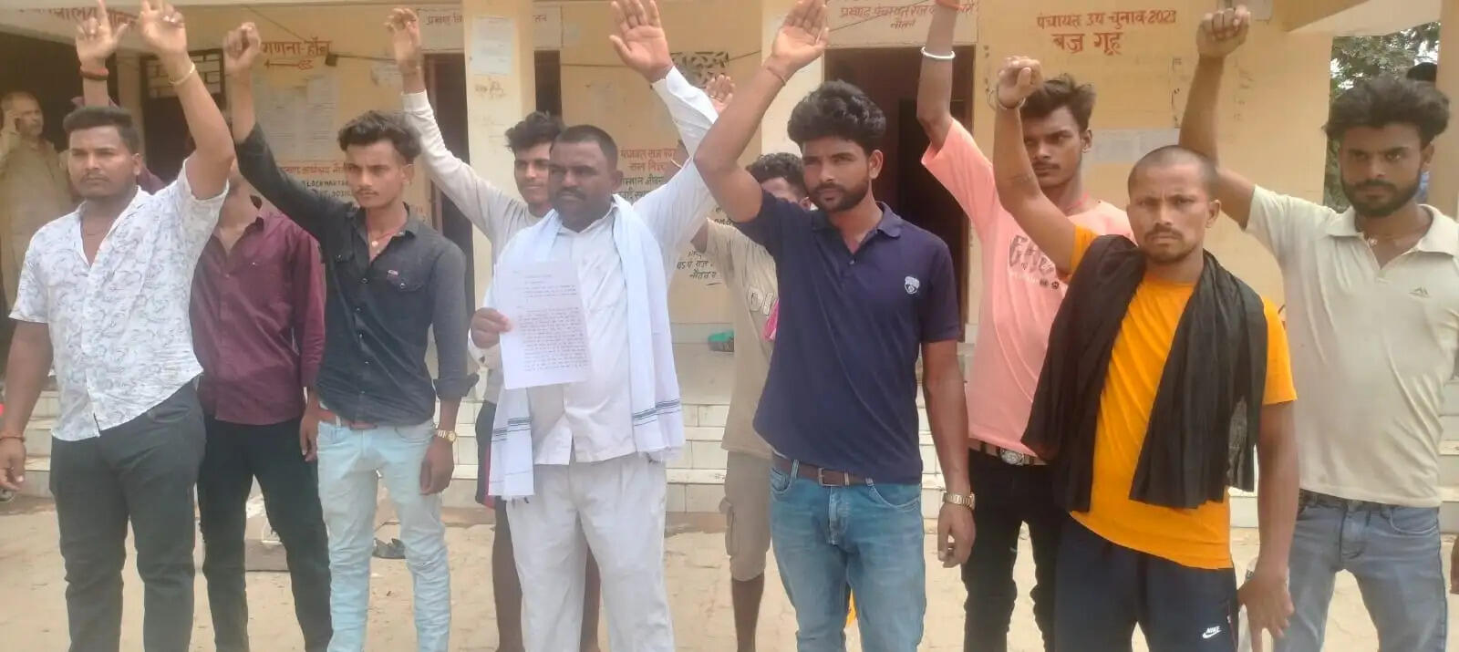 बीएलओ ने मतदाता सूची से काटा नाम, मतदाताओं ने मनमानी पर किया प्रदर्शन