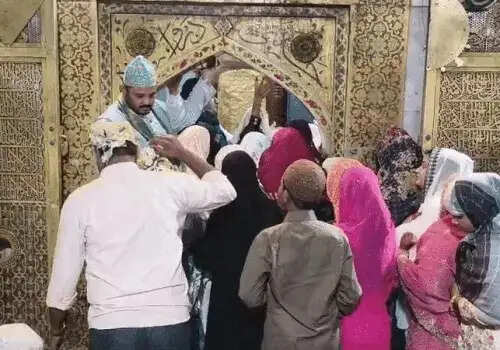 राजस्थान में ईद पर दिखा विरोध और भाईचारे का अनोखा संगम, कई जगह प्रदर्शन तो कहीं फूलों से स्वागत