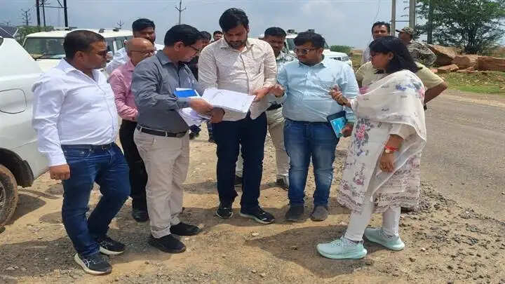 ग्वालियरः कलेक्टर ने किया निर्माणाधीन वेस्टर्न बाइपास का निरीक्षण, कहा-गुणवत्ता से कोई समझौता ना हो