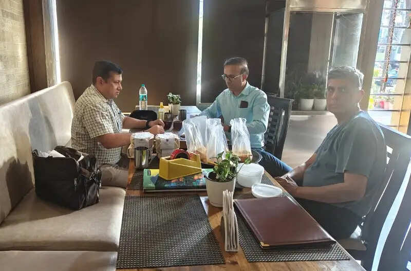 इंदौरः खाद्य सुरक्षा प्रशासन ने बिना पंजीयन संचालित किराना दुकान को कराया बंद