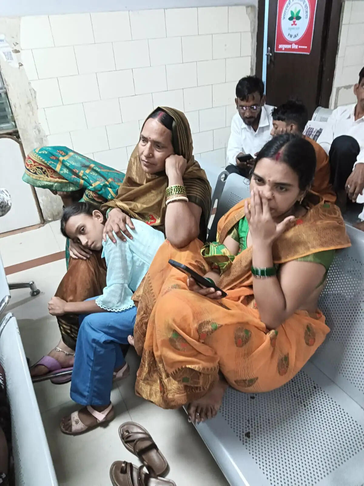 गरीब परिवार को शव देने के लिए अस्पताल ने थमाया भारी बिल
