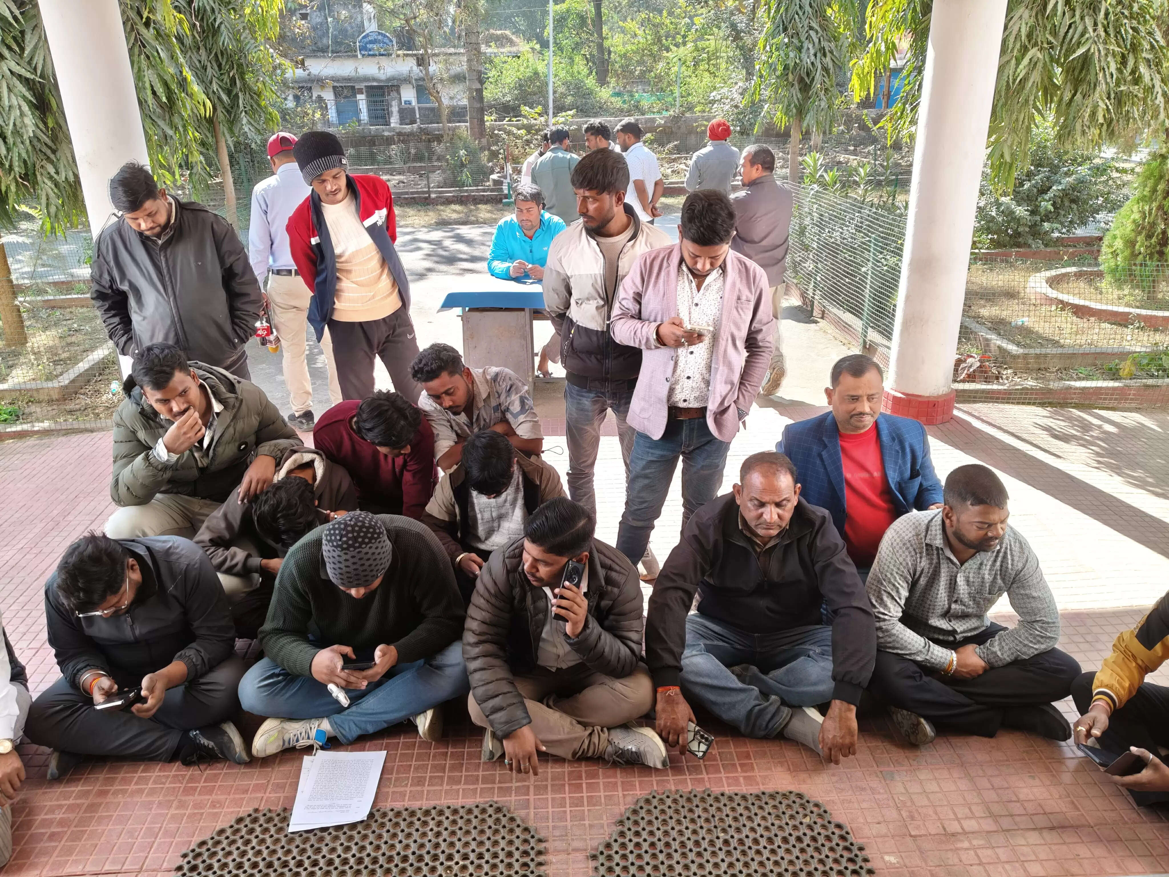 मंत्री रामविचार नेताम पर आपत्तिजनक टिप्पणी मामला : यू-ट्यूबर आकांक्षा टोप्पो के खिलाफ एफआईआर की मांग, थाने में धरने पर बैठे कार्यकर्ता