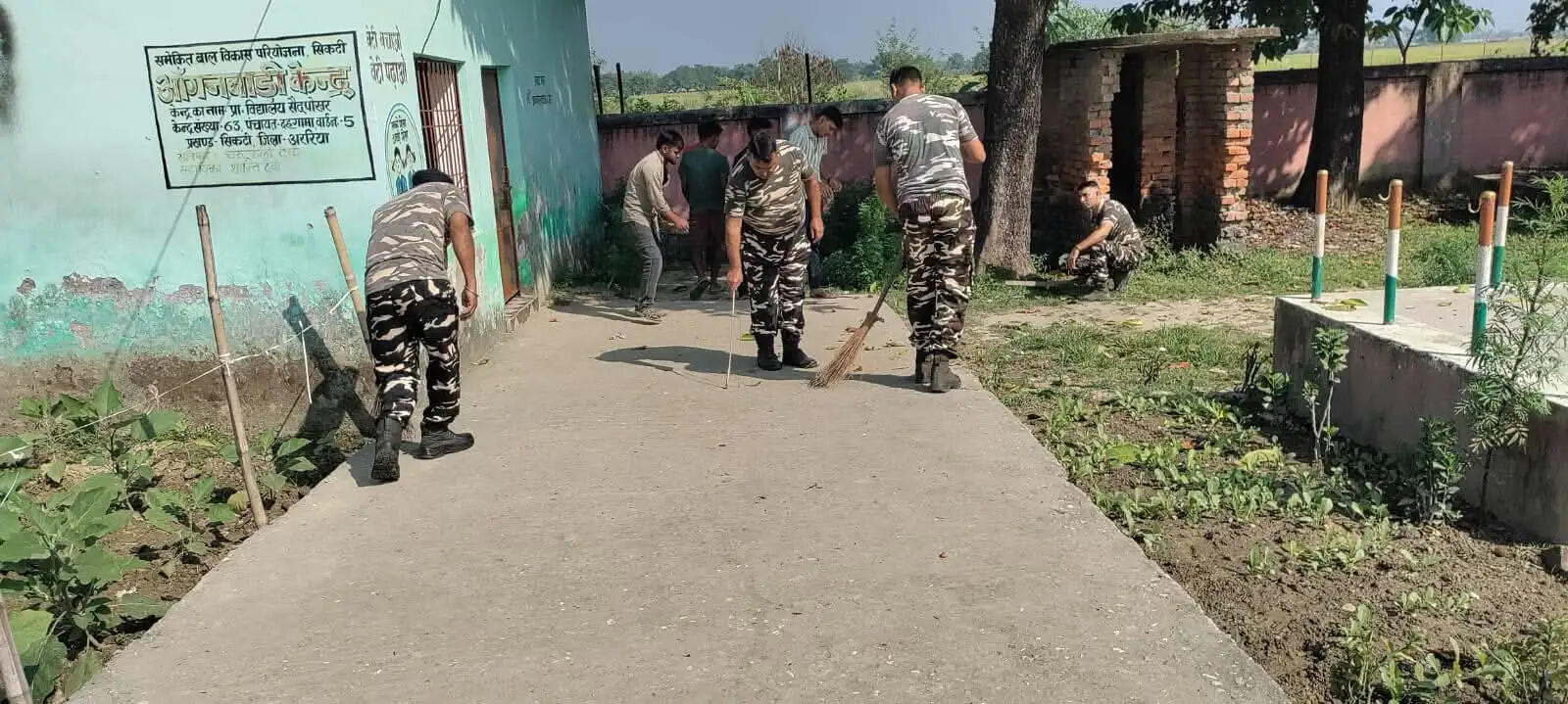 एसएसबी सैदाबाद बीओपी के जवानों ने मध्य विद्यालय सैदपोखर में चलाया स्वच्छता अभियान