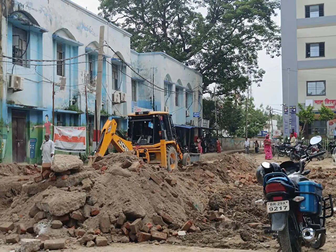 छपरा सदर अस्पताल में कीचड़ और जलजमाव पर जिलाधिकारी नाराज अधिकारियों को लगाई फटकार