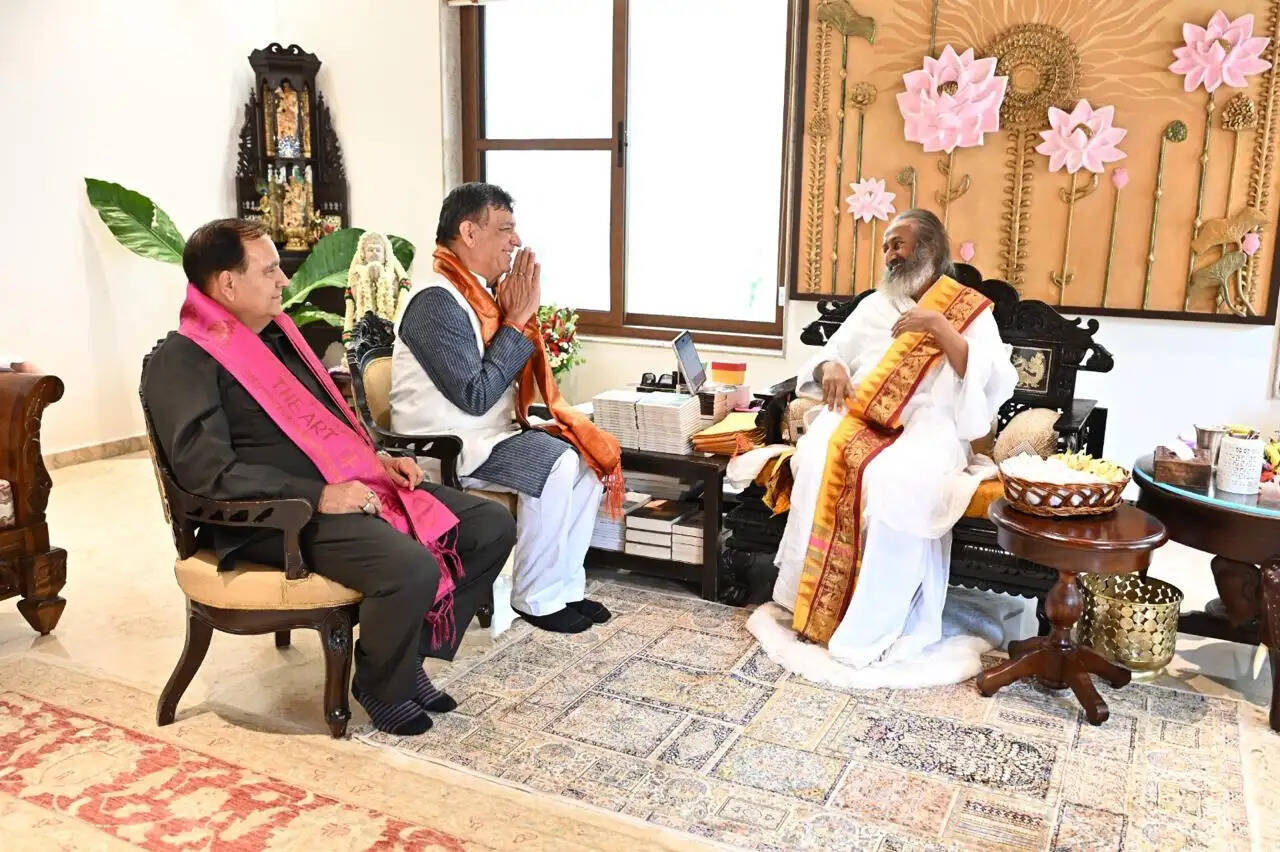 विधानसभा अध्यक्ष सतीश महाना आध्यात्मिक गुरु श्री श्री रविशंकर से की भेंट