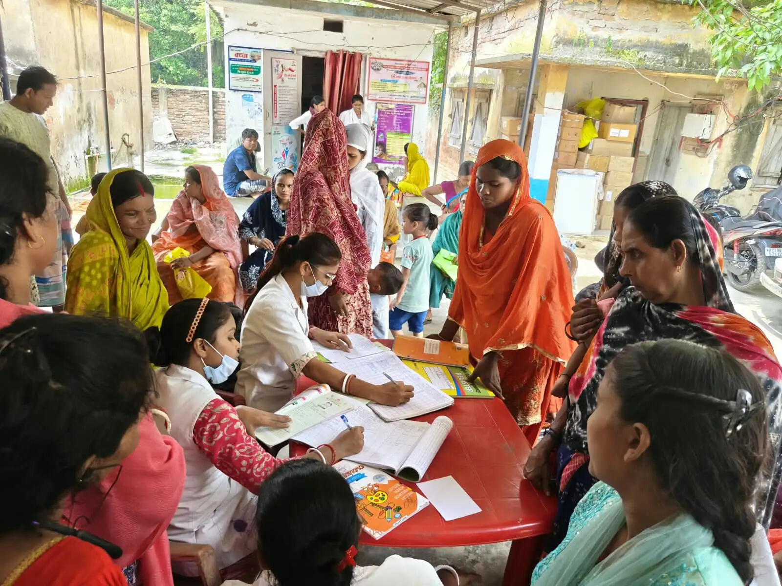जलप्रलय के बीच मातृत्व सुरक्षा का पहरा: बोट एम्बुलेंस से 1700 का उपचार, 453 गर्भवती महिलाओं पर विशेष नजर