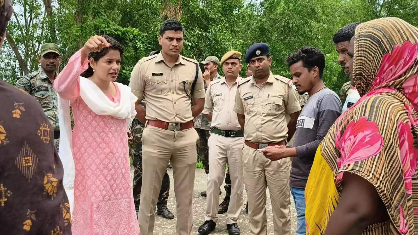 मतदाताओं का भरोसा बढ़ाने मैदान में उतरा झाड़ग्राम जिला प्रशासन