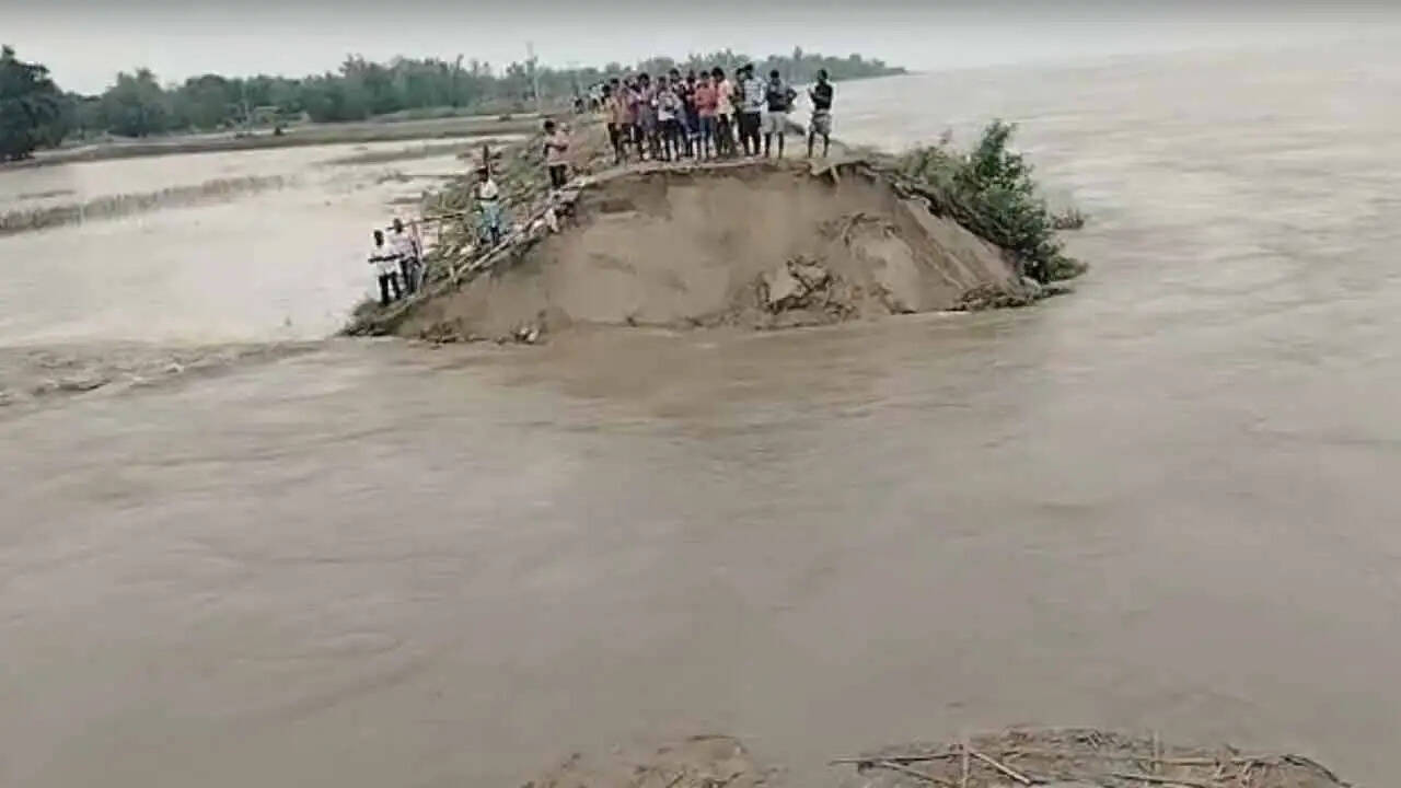 भारी बारिश और जलाशयों से पानी छोड़े जाने के बाद हुगली समेत कई जिलों में बाढ़ का खतरा