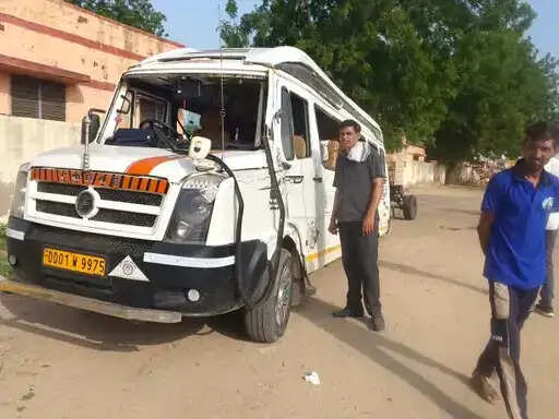 श्रद्धालुओं से भरा टेंपो ट्रैवलर पलटा, नौ घायल