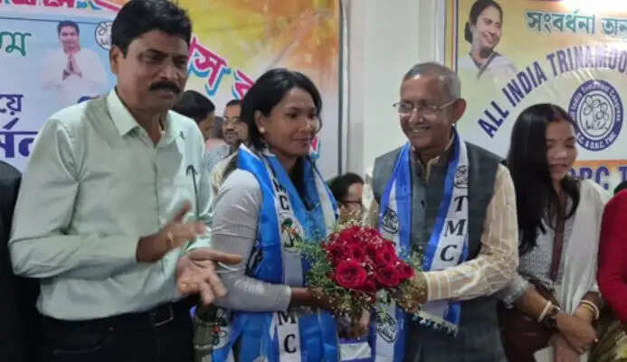 गोल्डन गर्ल&nbsp;स्वप्ना बर्मन&nbsp;की सियासी एंट्री, डाबग्राम-फूलबाड़ी में बढ़ी हलचल