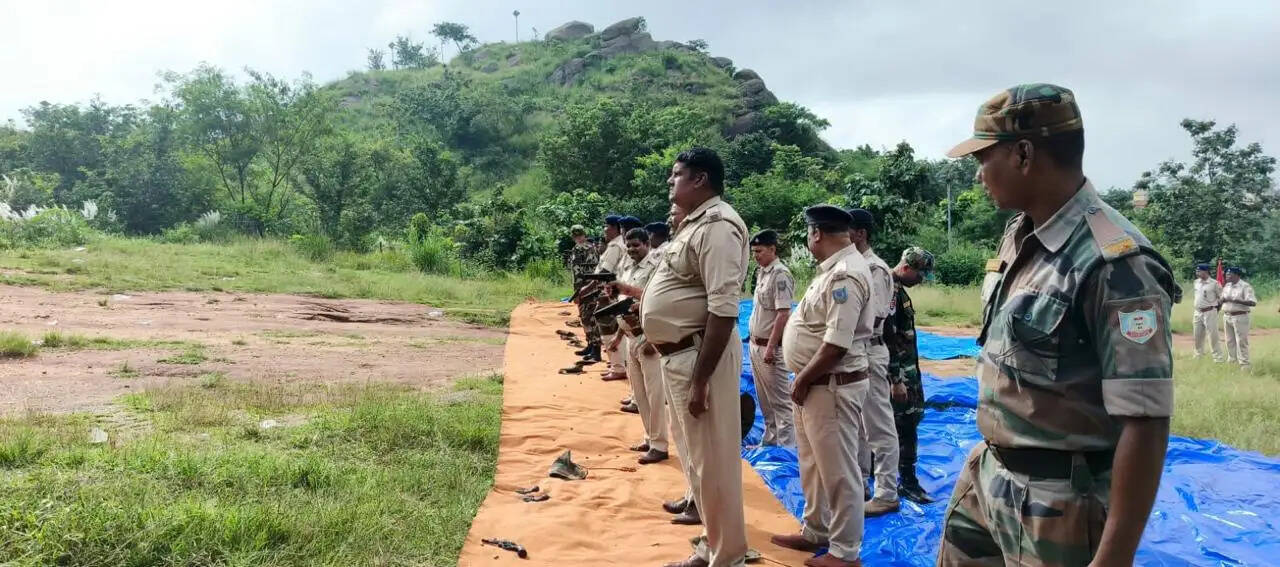 रांची में टाइगर मोबाइल के पुलिसकर्मियों ने किया फायरिंग अभ्यास