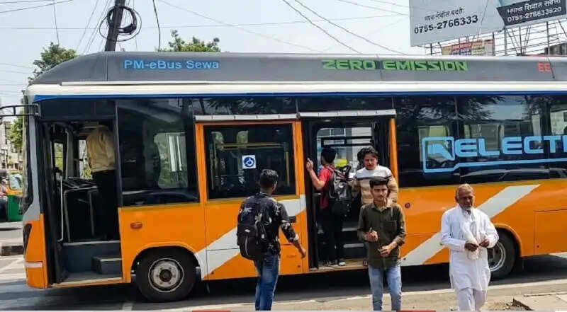 भोपाल में ई-बस सेवा की शुरुआत, पहले दिन 2 हजार यात्रियों ने किया सफर
