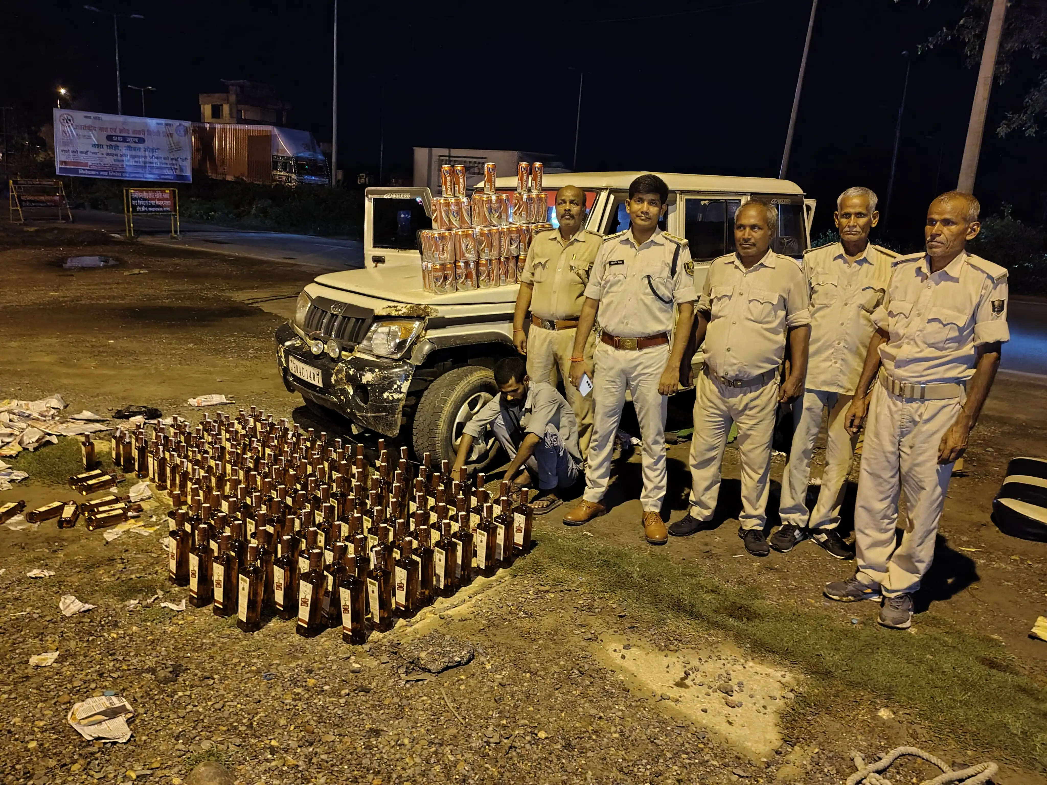 गाड़ी के तहखाने में छिपाकर लाई जा रही 137.5 लीटर शराब-बियर जब्त