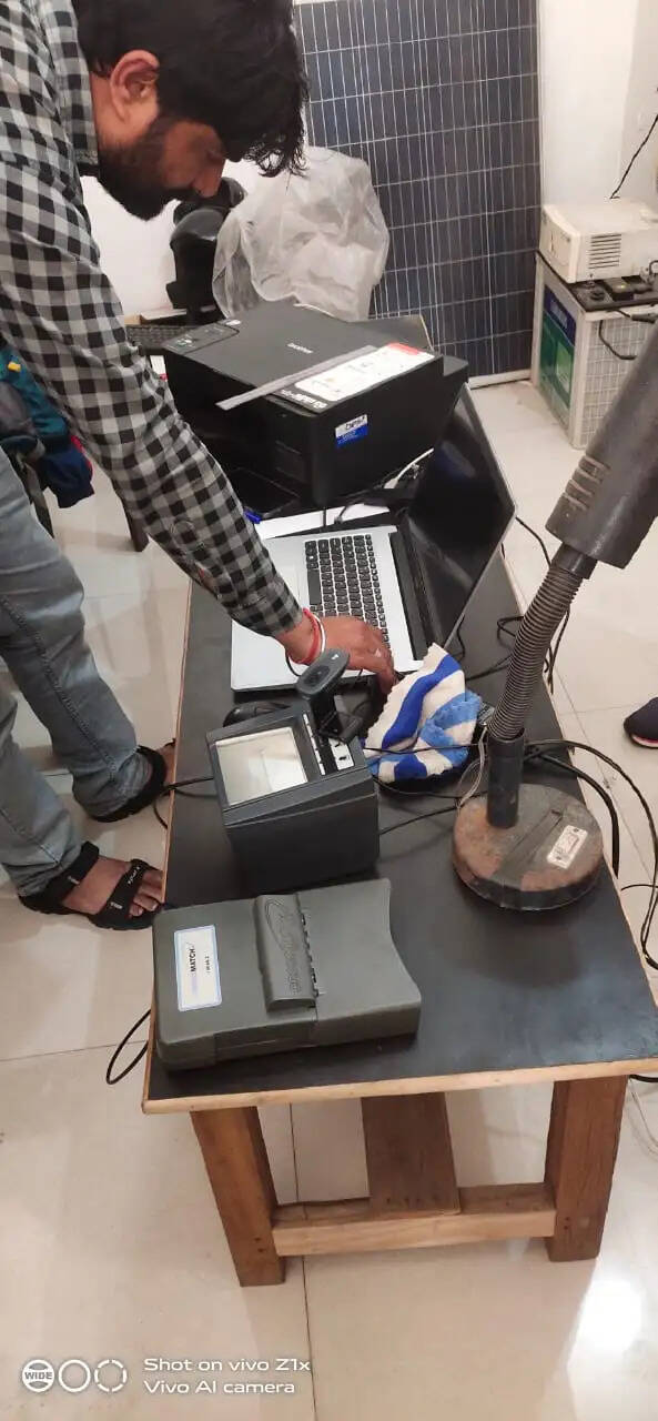 जांच टीम ने जन सेवा केंद्र पर अवैध रूप से बनाते पकड़े आधार कार्ड