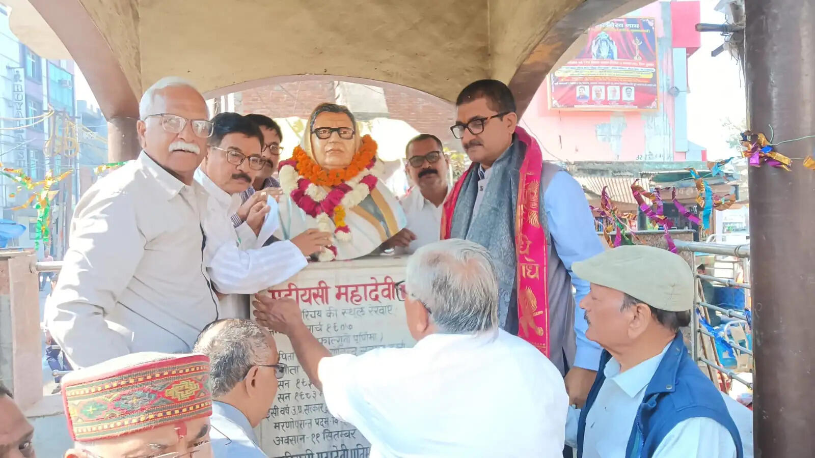 कवियत्री महादेवी वर्मा की प्रतिमा पर जिलाधिकारी ने माल्यार्पण कर मनाई जयंती