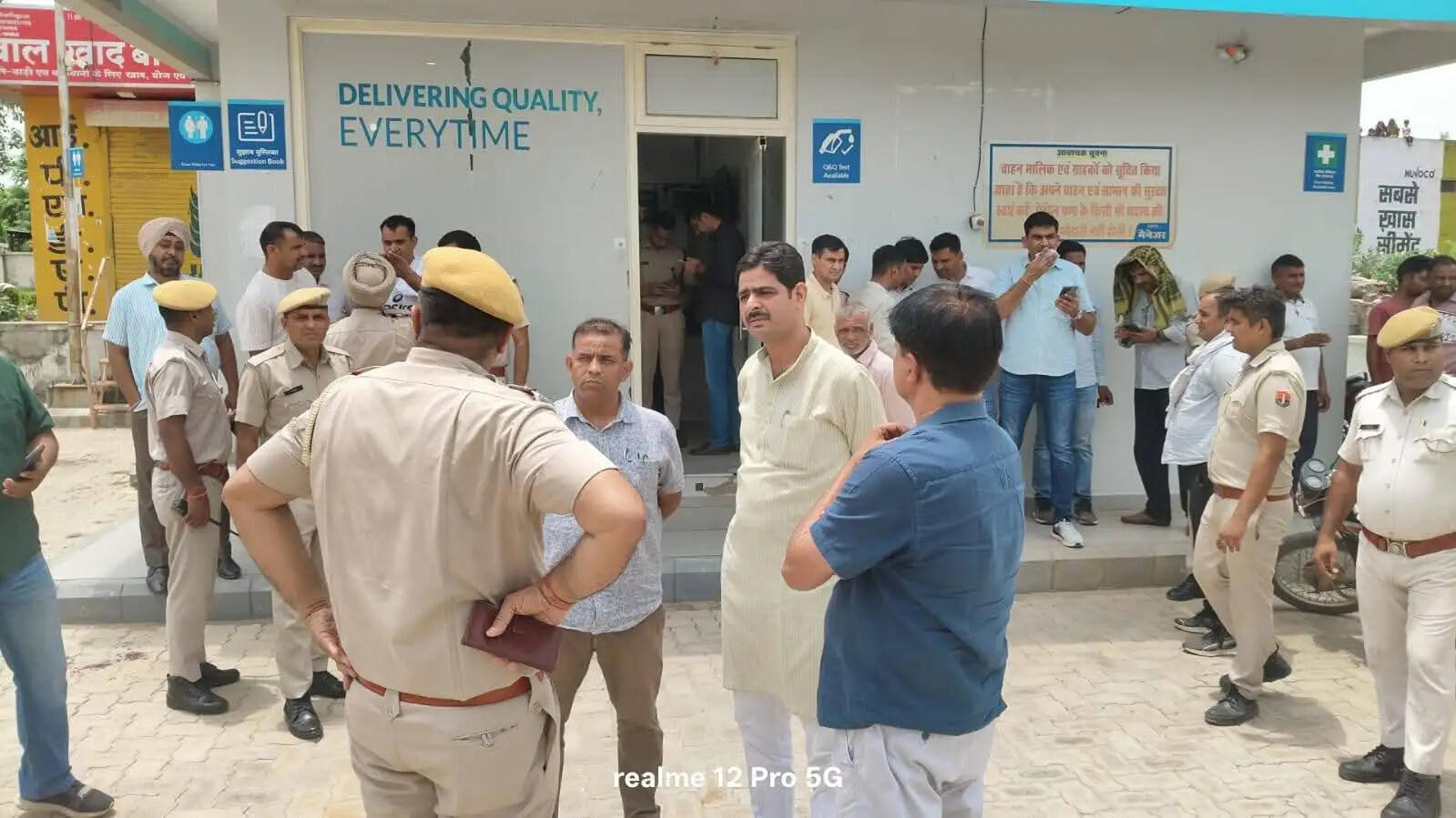 अलवर में पेट्रोल पंप के सेल्समैन को गोली मारकर फरार हुआ बदमाश, नाकेबंदी में आरोपित गिरफ्तार