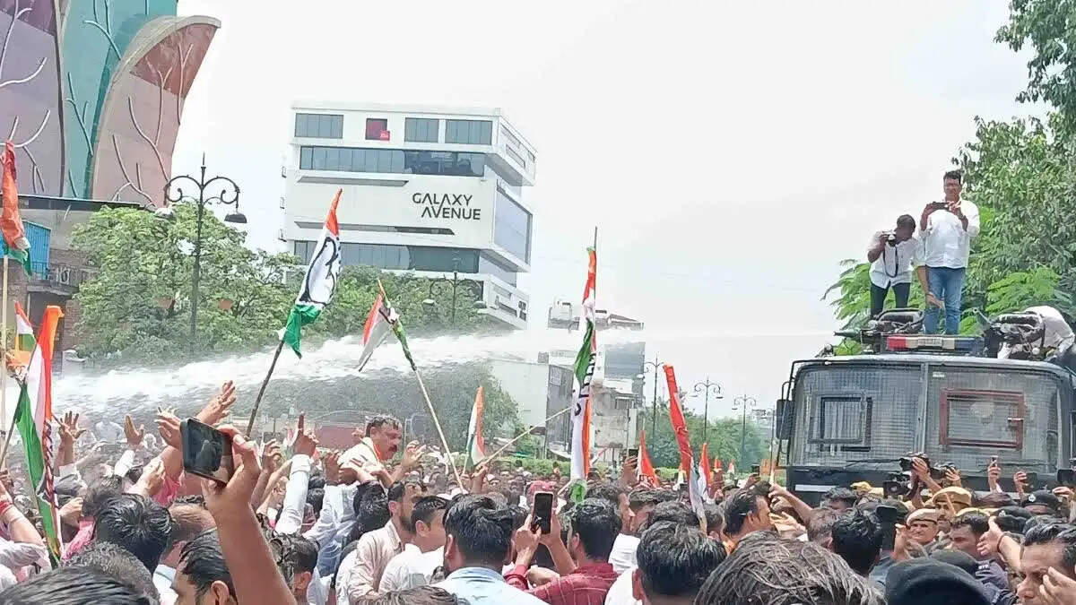 जलभराव और बदहाल सड़कों पर कांग्रेस का हल्लाबोल: वाटर कैनन के बीच निगम मुख्यालय घेरा