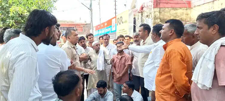 दो दिन से लापता युवती पर बवाल: ग्रामीणों ने किया चौकी का घेराव, एसओजी भी तलाश में जुटी