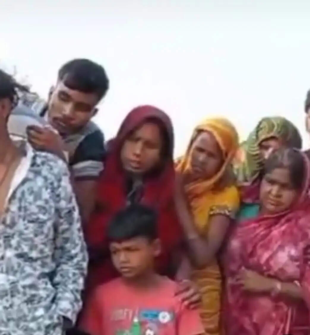 देवरिया: खेत में अज्ञात युवक का शव मिला, शरीर पर चोट के निशान पाए गए