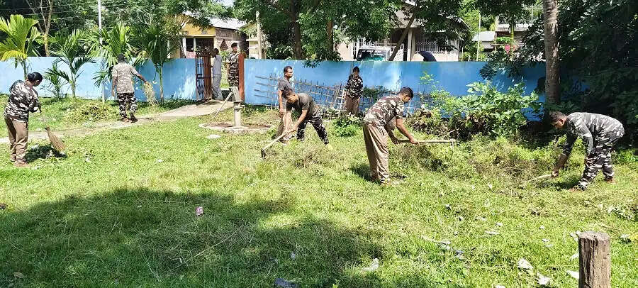 प्रथम वाहिनी एसएसबी की डी समवाय का मोरीगांव में वृक्षारोपण एवं सफाई अभियान