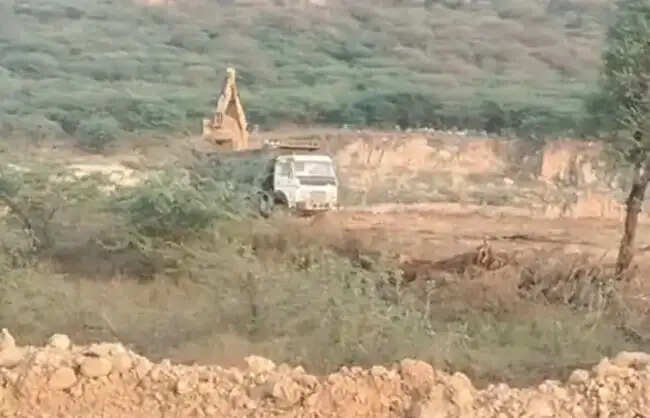 नारनाैल में माइंस के विरोध में उतरे ग्रामीण, नियमों की अनदेखी के लगाए आरोप
