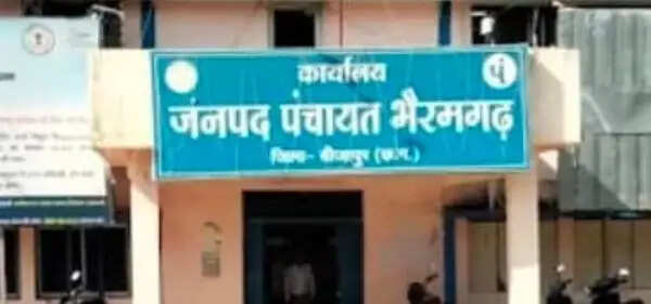भैरमगढ़ के पांच पंचायताें ने कमीशनखोरी के आरोपित इंजीनियर पर कार्रवाई की मांग