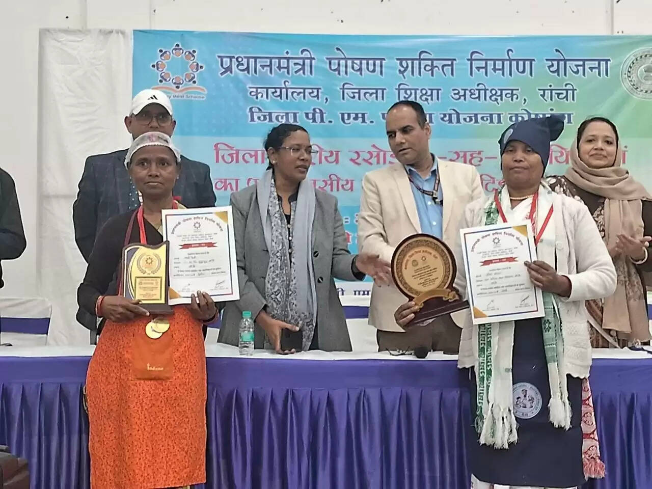 जिलास्तरीय रसोइया के कुकिंग कम्पटीशन में शीला प्रथम और लक्ष्मी रही दूसरे स्थान पर