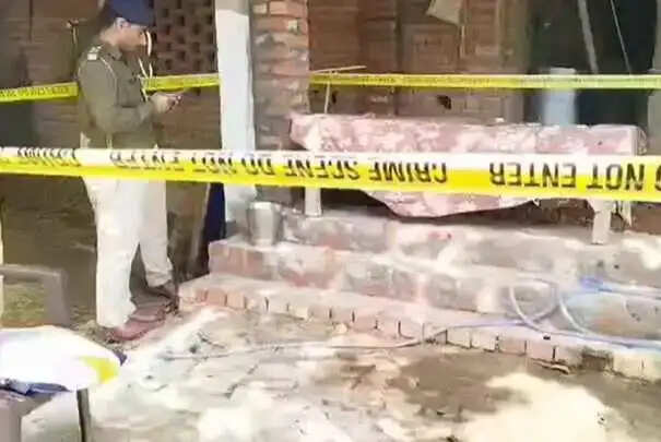 घर के बरामदे पर सो रहे अधेड़ की गोली लगने से हुई मौत