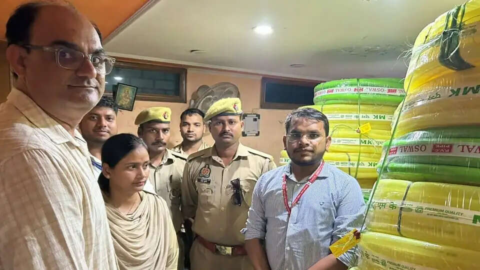 बिना लाइसेंस का आईएसआई मार्क का हो रहा था इस्तेमाल, 1922 मीटर गार्डन पाइप और पैकेजिंग टेप जब्त