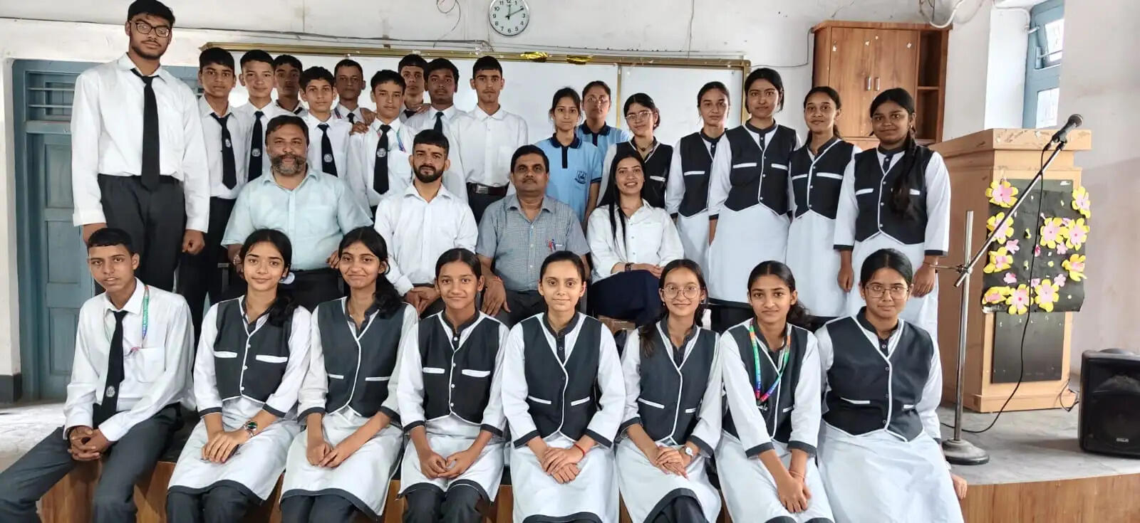 शैक्षणिक ज्ञान के साथ व्यावहारिक कौशल, आत्मविश्वास और सकारात्मक दृष्टिकोण आवश्यक