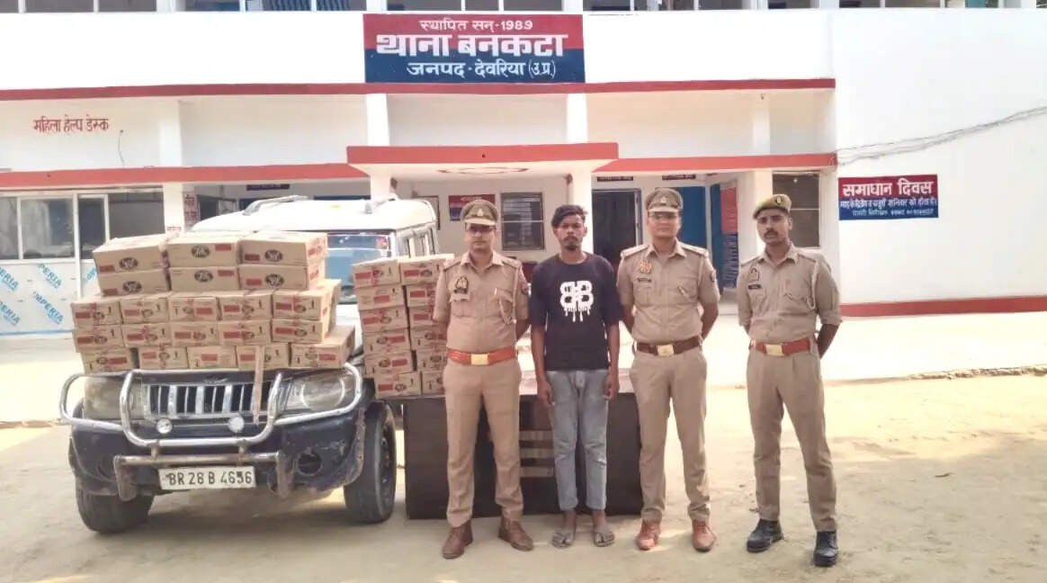 देवरिया : बाेलेराे से बिहार जा रही 35 पेटी अवैध देशी शराब बरामद, एक गिरफ्तार