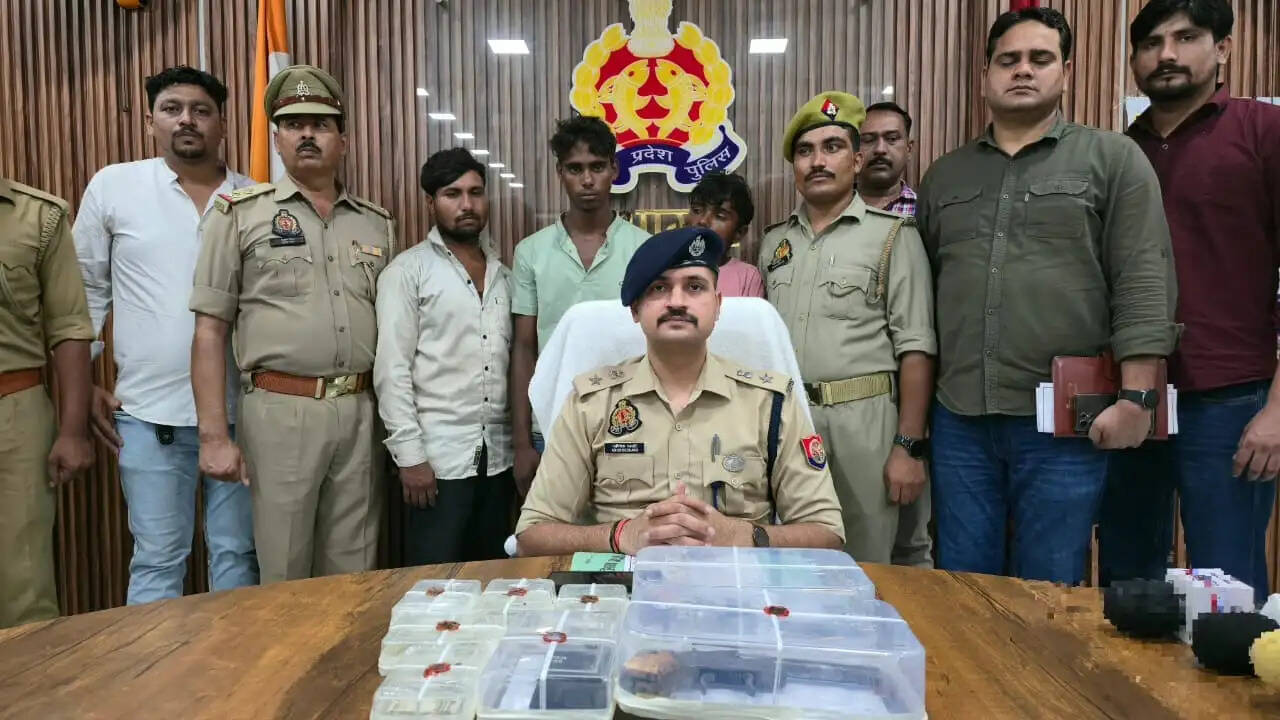 औरैया में लूटकांड के चार आरोपित गिरफ्तार ,मोबाइल, नकदी व तमंचे बरामद