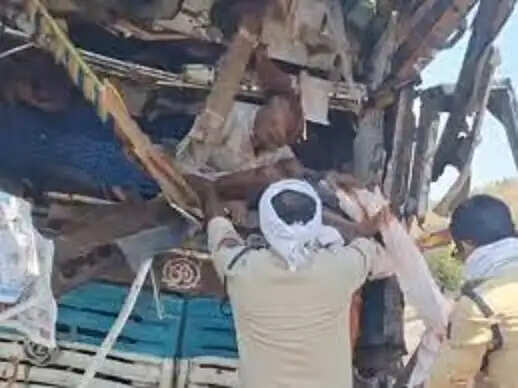 सेंधवा के बिजासन घाट पर&nbsp;ट्रेलर से टकराया ट्रक, दोनाें चालकों की मौत, एक घंटे चला रेस्क्यू अभियान