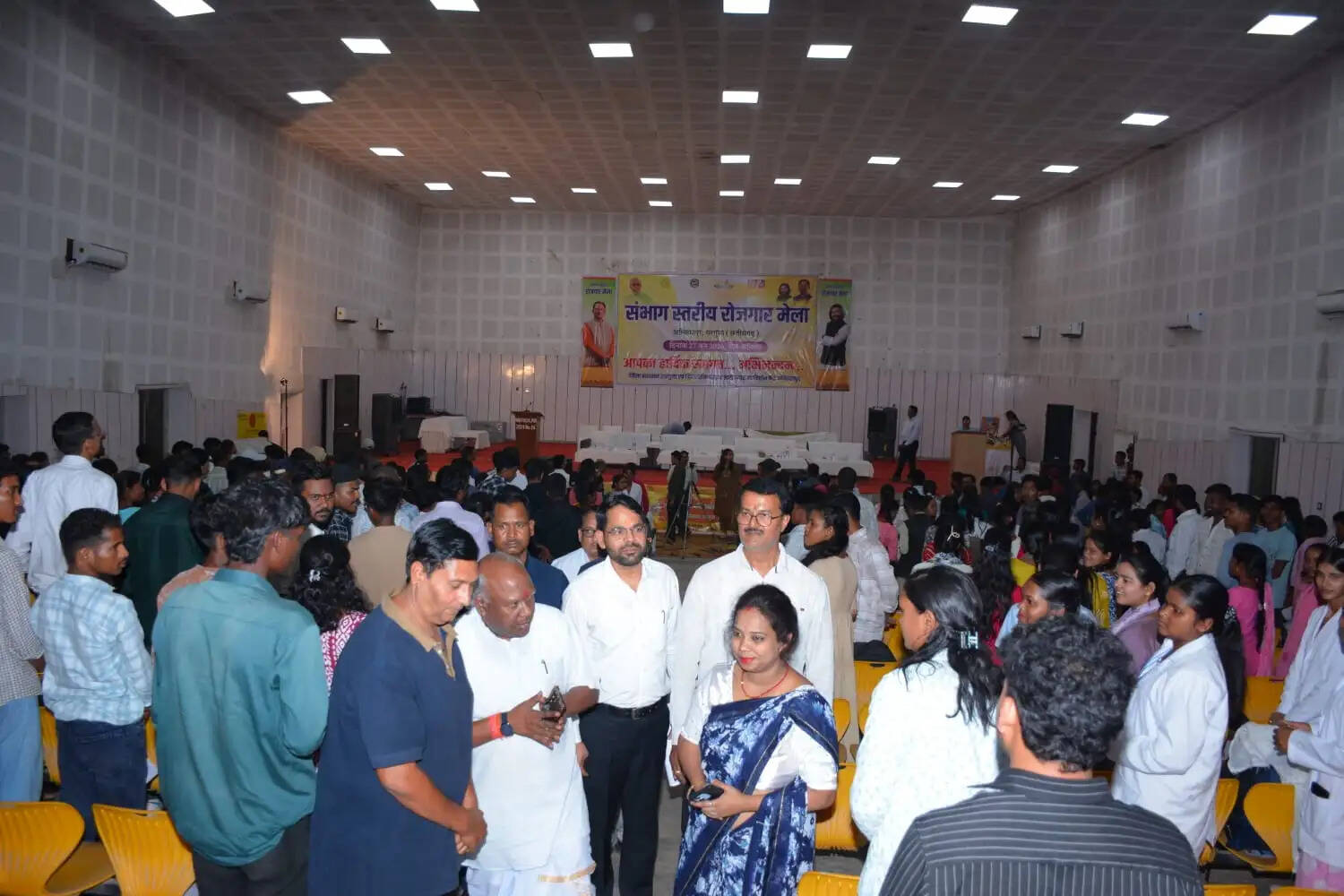 अम्बिकापुर रोजगार मेले में युवाओं का सैलाब, 14 कंपनियों ने खोलीं नौकरियां, पहले ही दिन 503 को मिला रोजगार