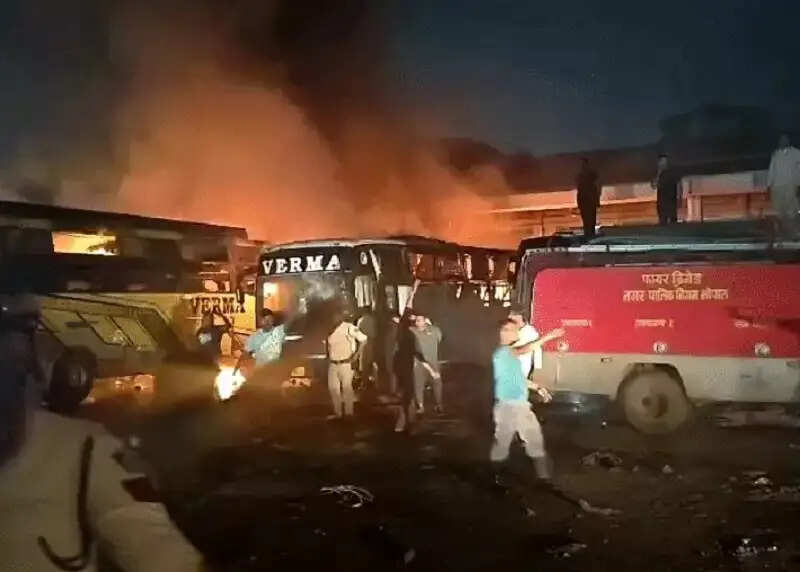भोपाल में आईएसबीटी में वर्मा ट्रेवल्स की आठ बसों में लगी आग, जलकर हुई खाक