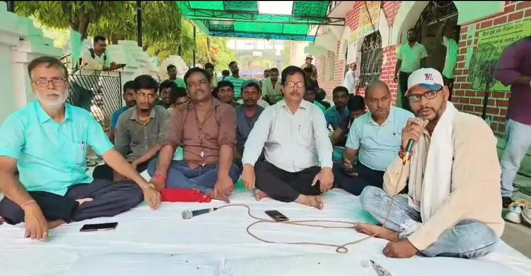 पार्षद के आरोप के खिलाफ नगर निगम कर्मियों का प्रदर्शन