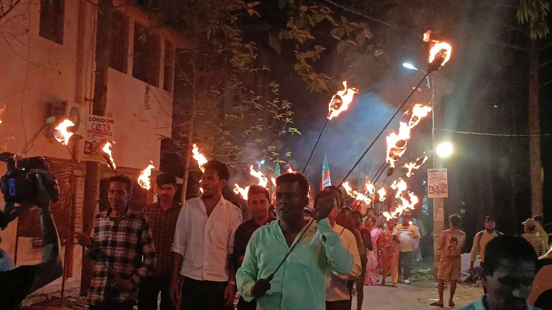 झाड़ग्राम में मशाल रैली निकाल भाजपा ने सरकार को घेरा